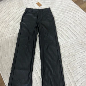 Svarta skinnbyxor ifrån bershka  - Säljer dessa svarta raka skinnbyxor i storlek S ifrån bershka! Säljer pågrund av att dem var för stora. Byxorna har nån lös tråd på bakfickan  och en liten fläck på andra fickan men inget som man tänker på. Köpta på Sellpy me prislapp som sitter kvar!