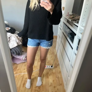 Jeans shorts - Snyggaste low waist jeansshortsen från &Denim med spetskant längst ner. Storlek 152 men passar mig perfekt som är 160 då de är väldigt stretchiga 💕