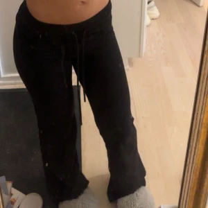 Svarta mjukisbyxor  - Svarta mjukisbyxor som sitter tight vid låren och lösare där nere, från lager 157 och oanvänd💕