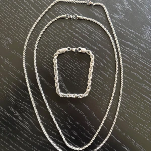 Smycken - Säljer lite schyssta halsband och armband till grymma priser, halsbanden är aldrig använda, armbandet är använt lite men fortfarande bra skick! 249kr/st eller 599kr för alla 3🙌🏼 allt är rostfritt stål! 