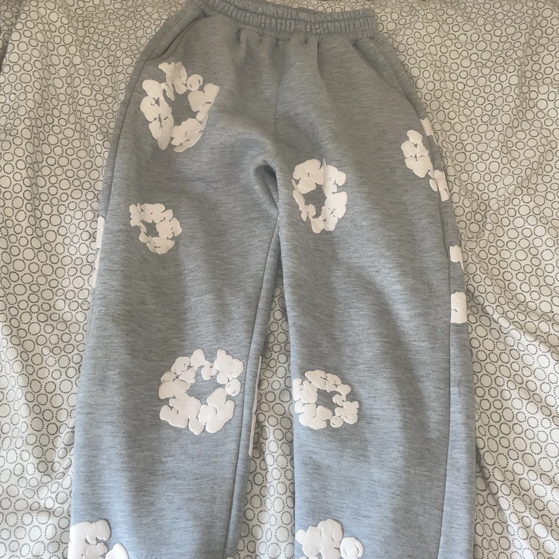 Grå mjukisbyxor Denim Tears med blommor