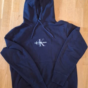 Calvin Klein tröja - Calvin Klein tröja i storleken M. Är I bra skick. 