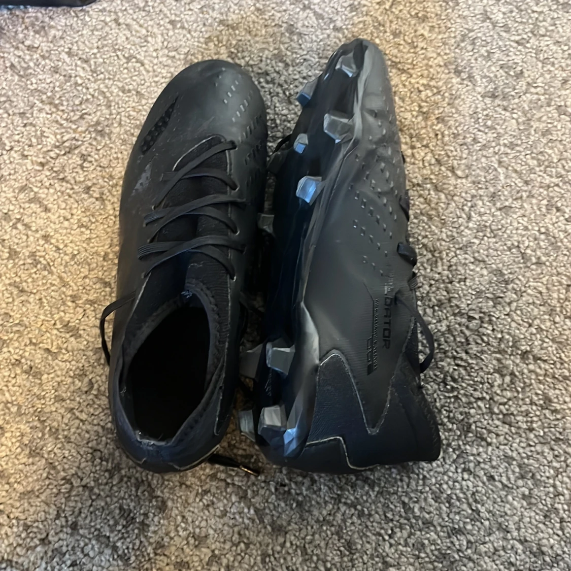 Svarta Adidas Predator fotbollsskor