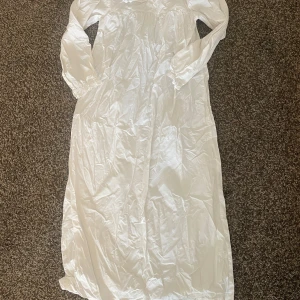 Lucialinne från H&M - Säljer lucialinne från H&M i 100% bomull. Klänningen har bara används en gång 