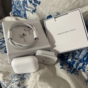 AirPodss PRO 2  - Hej säljer dom helt nya snabb affär bra pris 
