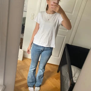 Blå bootcut jeans med ljus tvätt - Säljer ett par jätte snygga blå bootcut jeans med ljus tvätt. Köpte den på Karlaplan loppisen och har själv bara använt dem en gång. Det står tyvärr inte vilken storlek men själv är jag 166cm lång och dem passar mig bra. Skriv gärna om ni har några frågor eller vill ha någon mer bild💕💕