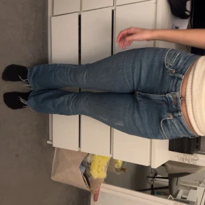 Blå bootcut jeans  - Säljer ett par blå bootcut jeans med hög midja 