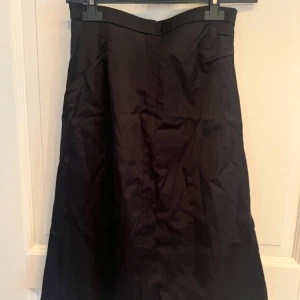 Svart långkjol från Wera - Snygg svart långkjol från Wera i storlek 36 med dragkedja på sidan🩷🩷 Enbart provad!!