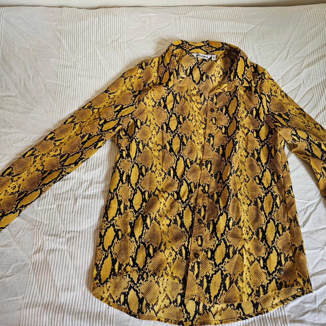 Gul ormskinnsmönstrad skjorta
