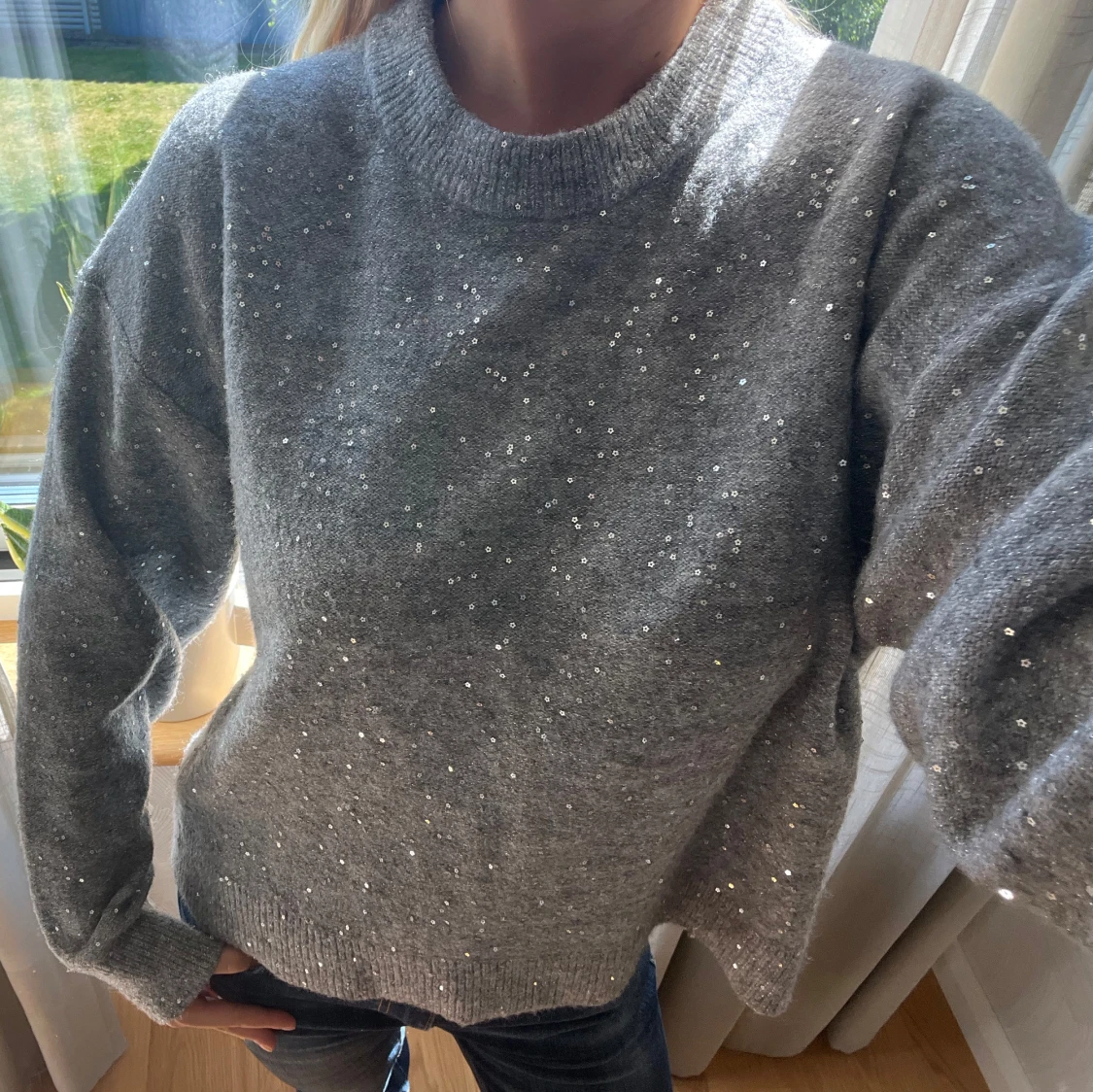 Grå stickad tröja med paljetter