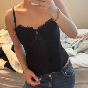 Svart spetskorsett - Super snygg korsett. Säljs då den tyvär är lite för stor för mig vid brösten. Hör av er vid funderingar ❣️