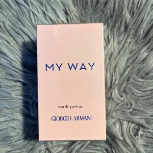 Giorgio Armani My Way EdP 90ml - Fräsch och modern parfym från Giorgio Armani, My Way Eau de Parfum. Kommer i en stilren, ljusrosa kartong med blå text. Flaskan rymmer 90 ml och är perfekt för dig som gillar eleganta och feminina dofter. En lyxig parfym som sticker ut i badrumshyllan.