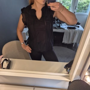Svart blus från Vero Moda - Svart blus från Vero Moda i storlek S❣️den har lite detaljer med hål❣️