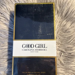 Good Girl parfym 80ml Carolina Herrera - Good Girl Eau de Parfum från Carolina Herrera i en lyxig svart och guldig förpackning. Flaskan rymmer 80 ml och doften är känd för sin eleganta och sensuella karaktär. Perfekt för dig som gillar exklusiva och trendiga parfymer.