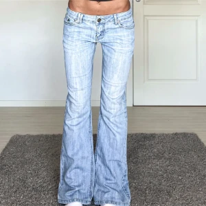 Jeans - Midjemått: 40cm rakt över, innerbenslängd: 78cm 💕