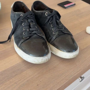 Lanvins - Säljer mina lanvins i UK 9. dåligt skick som ni ser på bilderna. skriv om ni har någon fråga eller funderingar!