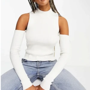 Vit ribbad offshoulder topp Bershka - Vit ribbad topp från Bershka med hög hals och offshoulder-design 