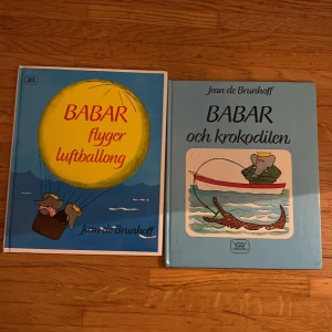 Babar flyger luftballong / Babar och krokodilen - Två charmiga Babar-böcker med färgglada illustrationer och äventyr med den klassiska elefanten Babar. Perfekt för unga läsare som gillar spännande berättelser och fantasifulla resor.