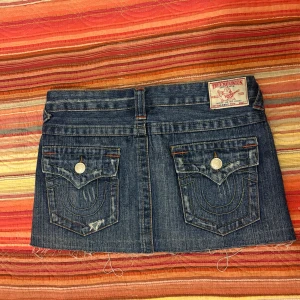 True Religion jeanskjol  - Snygg mörkblå jeanskjol från True Religion.