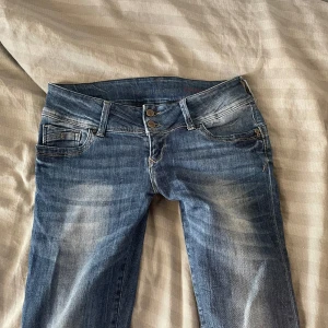 Lågmidjade bootcut jeans - Säljer dessa blåa lågmidjade jeans som är utsydda till bootcut. Midjemått 37 cm tvärs över och innerbenslämg 78 cm. Kontakta mog privat vid frågor eller liknande💕 Säljer även fler liknande jeans i min profil