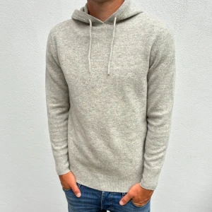 Kashmir/Merino hoodie - Ljusgrå Kashmir/Merino hoodie | Storlek S | Modellen är 177cm  | Endast testad, därför nyskick utan defekter | Hör av dig vid frågor🌟