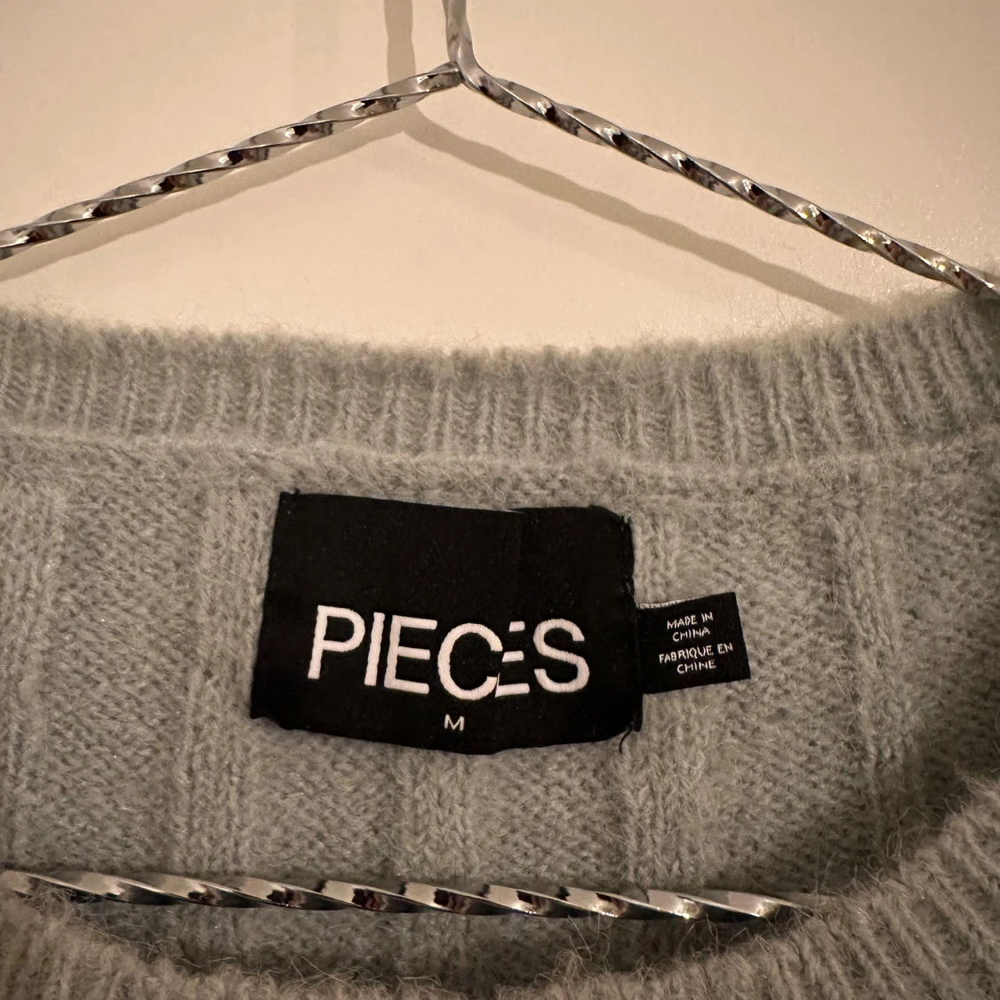 Ljusgrå ribbstickad tröja från Pieces - 1