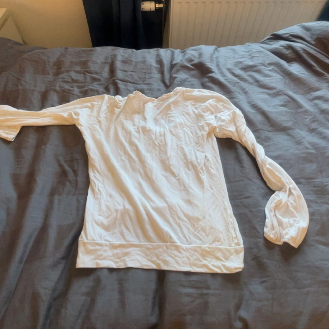 Vit långärmad topp med spetsdetalj - 1