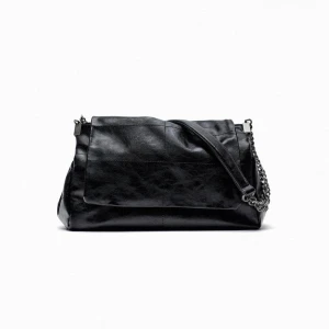 Svart axelväska i skinn med kedja ifrån zara - Snygg och rymlig väska i jätte bra skick !! Hör av er vid frågor. Kan diskutera pris💕