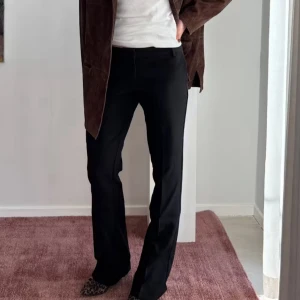 Svarta lågmidjade kostymbyxor  - Perfekta kostymbyxor från bikbok! De är lågmidjade och modellen heter ”Vera”. Strl 36. Nypris 500kr och jag säljer för 250kr.