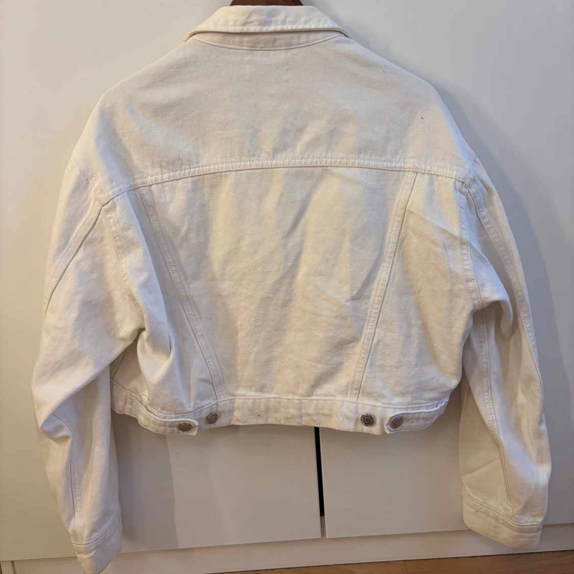 Vit croppad jeansjacka från Gina Tricot - 1