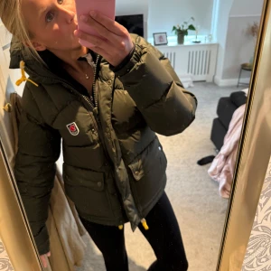 Grön Fjällräven Expedition dunjacka XS - Säljer en grön Fjällräven Expedition Series dunjacka i storlek XS. Klassisk Fjällräven-logga på bröstet och quiltad design som håller värmen. Perfekt för kalla dagar. Säljer alltså min älskade Fjällräven jacka i mycket fint skick!! ❤️❤️ dustbag tillkommer