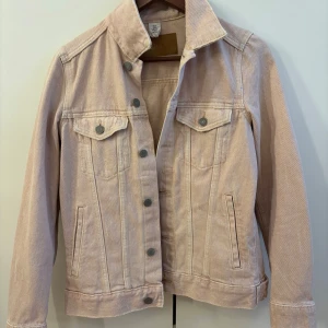 Ljusrosa jeansjacka i manchester -  ljusrosa jeansjacka från H&M