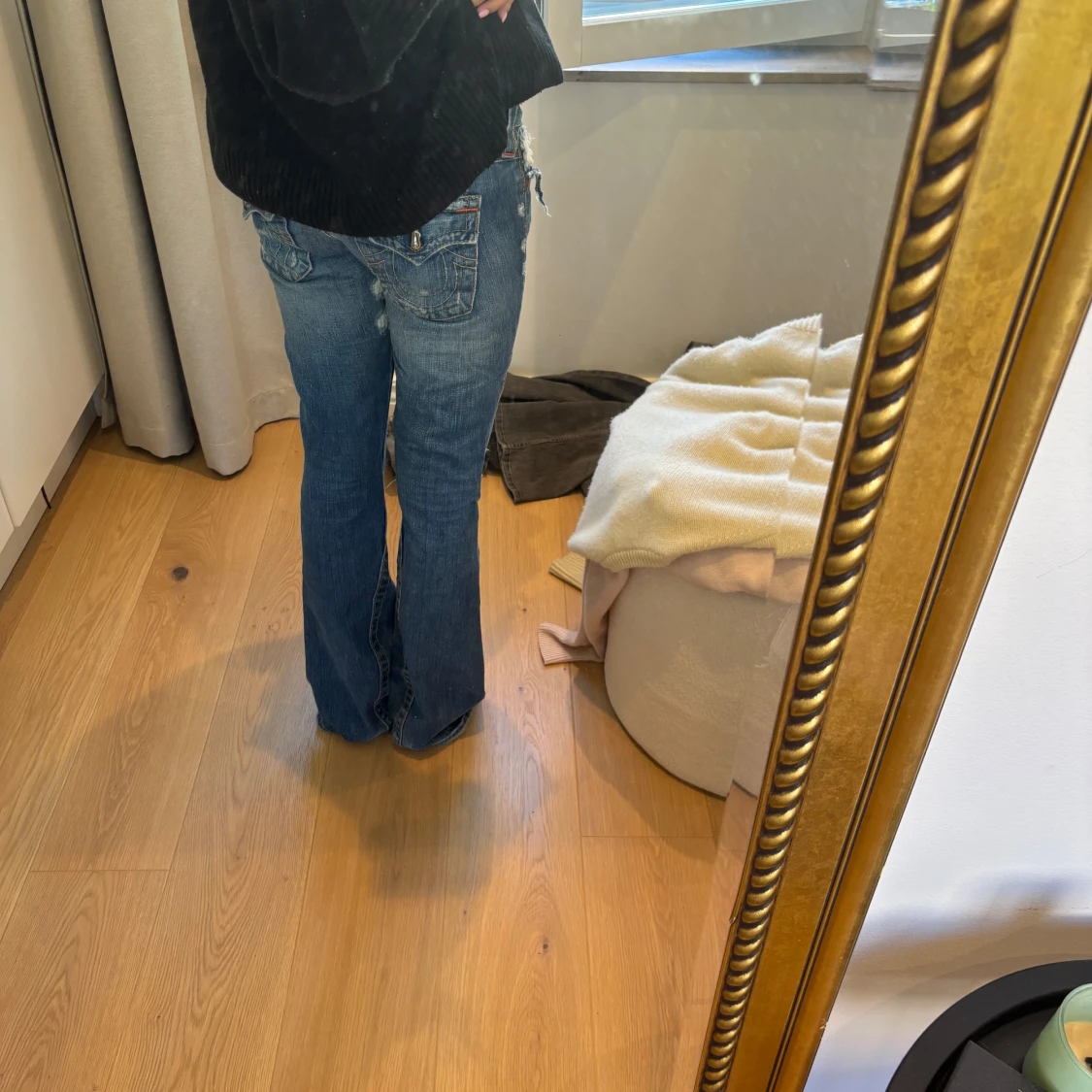 Blå bootcut jeans med slitningar - 2