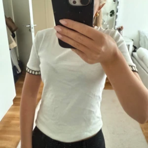 T shirt - Vit t shirt från Zara med fina detaljer på armarna! Storlek s men passar även xs!