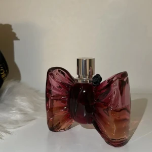 Viktor & Rolf Bonbon parfym - En flaska Viktor & Rolf Bonbon Eau de Parfum. En söt och beroendeframkallande doft för kvinnor. Flaskan har en distinkt rosettform.  90ml, ca halva flaskan kvar. 