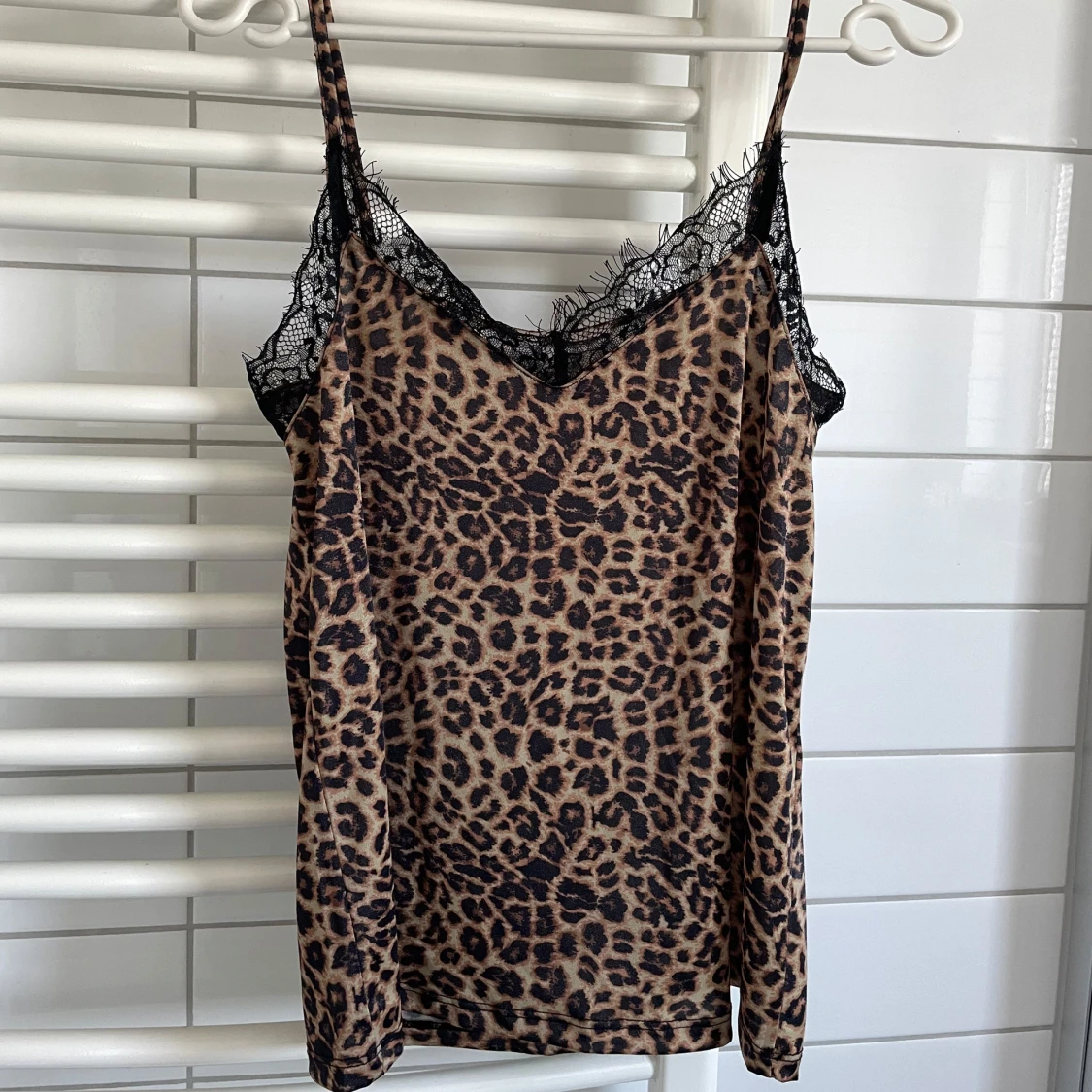 Leopardmönstrad linnetopp med spets