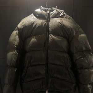 Zara puffer jacket - Säljer min Zara puffer jacket i storlek M använd ett fåtal gånger 