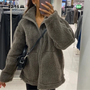 Brun teddyjacka HM - Hejj🩷💕Om ni säljer denna jacka i brun i storleken S-M får ni jättegärna kontakta mig, kan betala bra pris❣️
