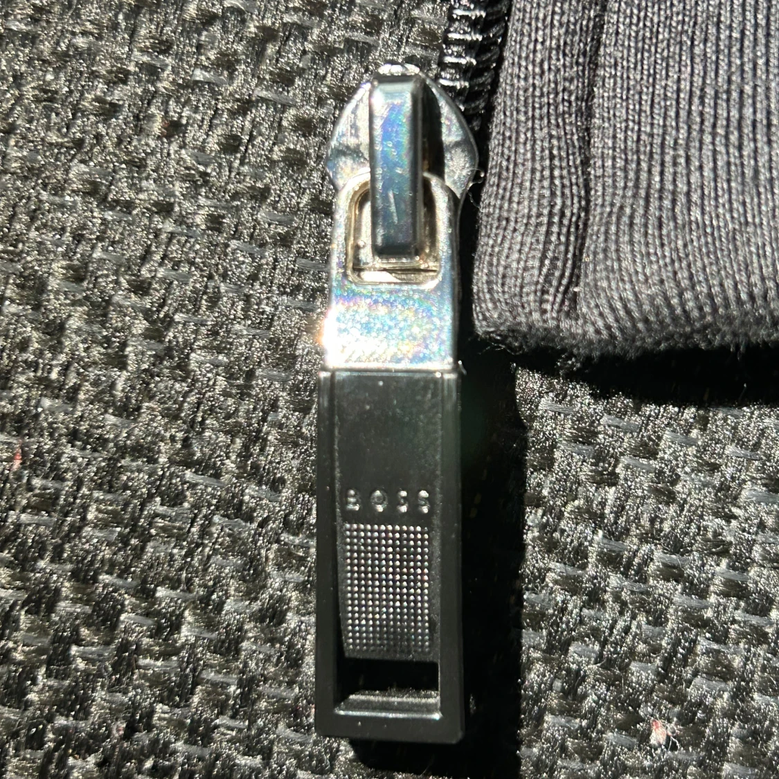 Svart hoodie från BOSS med dragkedja - 4