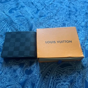 L V plånbok  - Snygg plånbok som gör sitt jobb med att hålla alla fina kort väldigt bra med tanke på dens storlek.