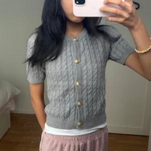 Grå kofta från HM - Såå snygg grå stickad kortärmad kofta fårn HM, användes bara en gång innan jag blev trött på den.. Passar jättebra med jeans och nu till hösten❣️❣️❣️