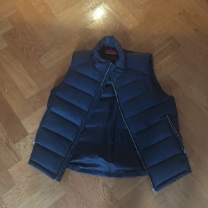 Exklusiv Hugo Boss väst  - Tjock väst av högsta kvalité då den är från Hugos boss special exklusiva sortiment. Funkar i stort sätt under alla årstider och är knappt använd. Nypris börjar på över 2500. Finns att hämta till billigare pris!