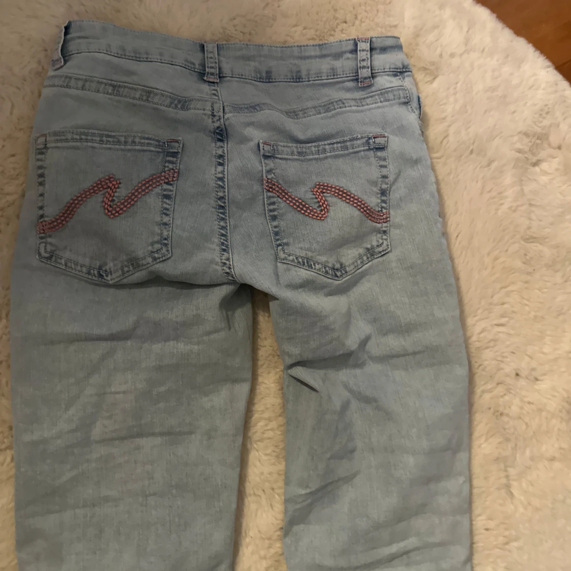 Bootcut ljusblå jeans med hål från Nelly - 3