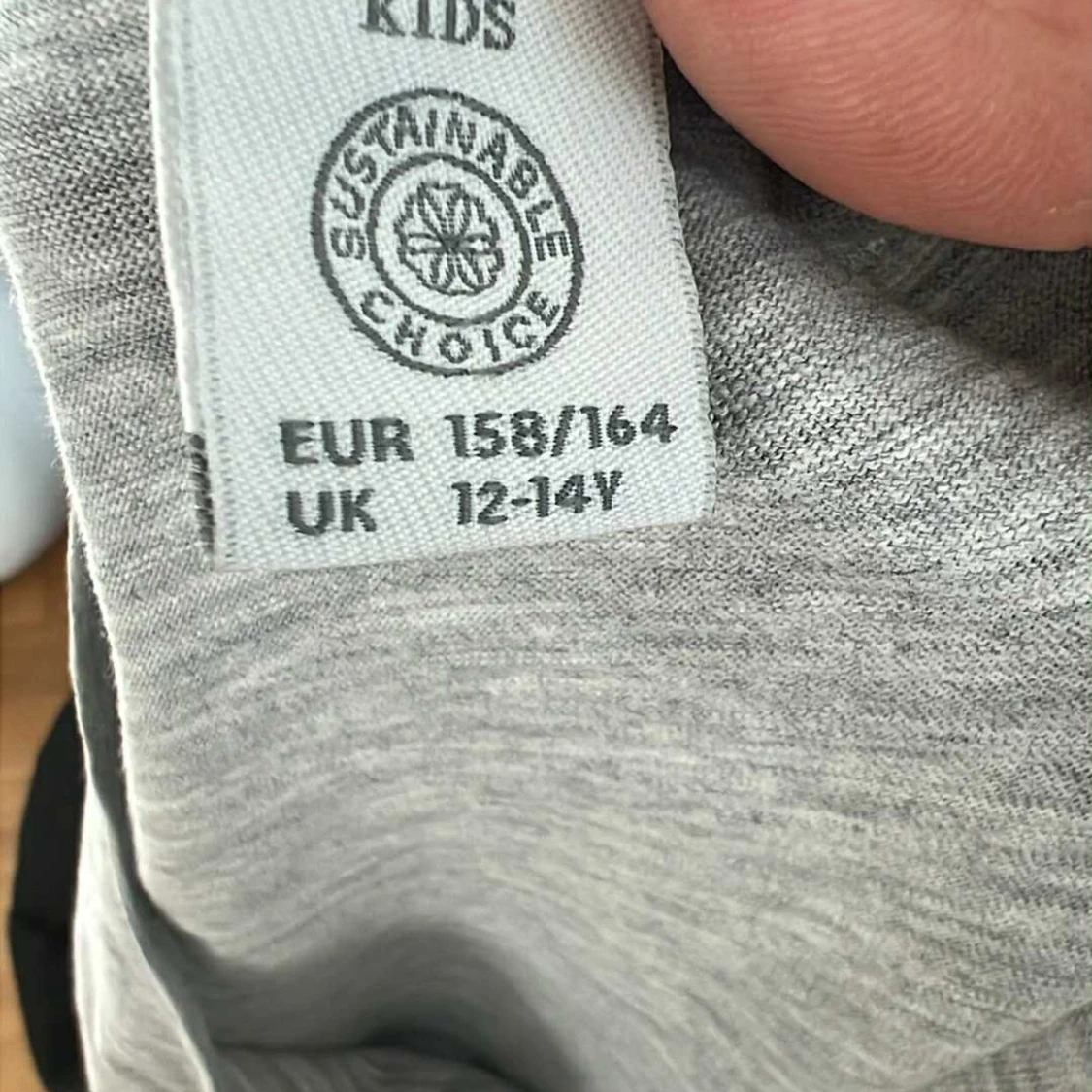 Grå långärmad topp med blommor - 2