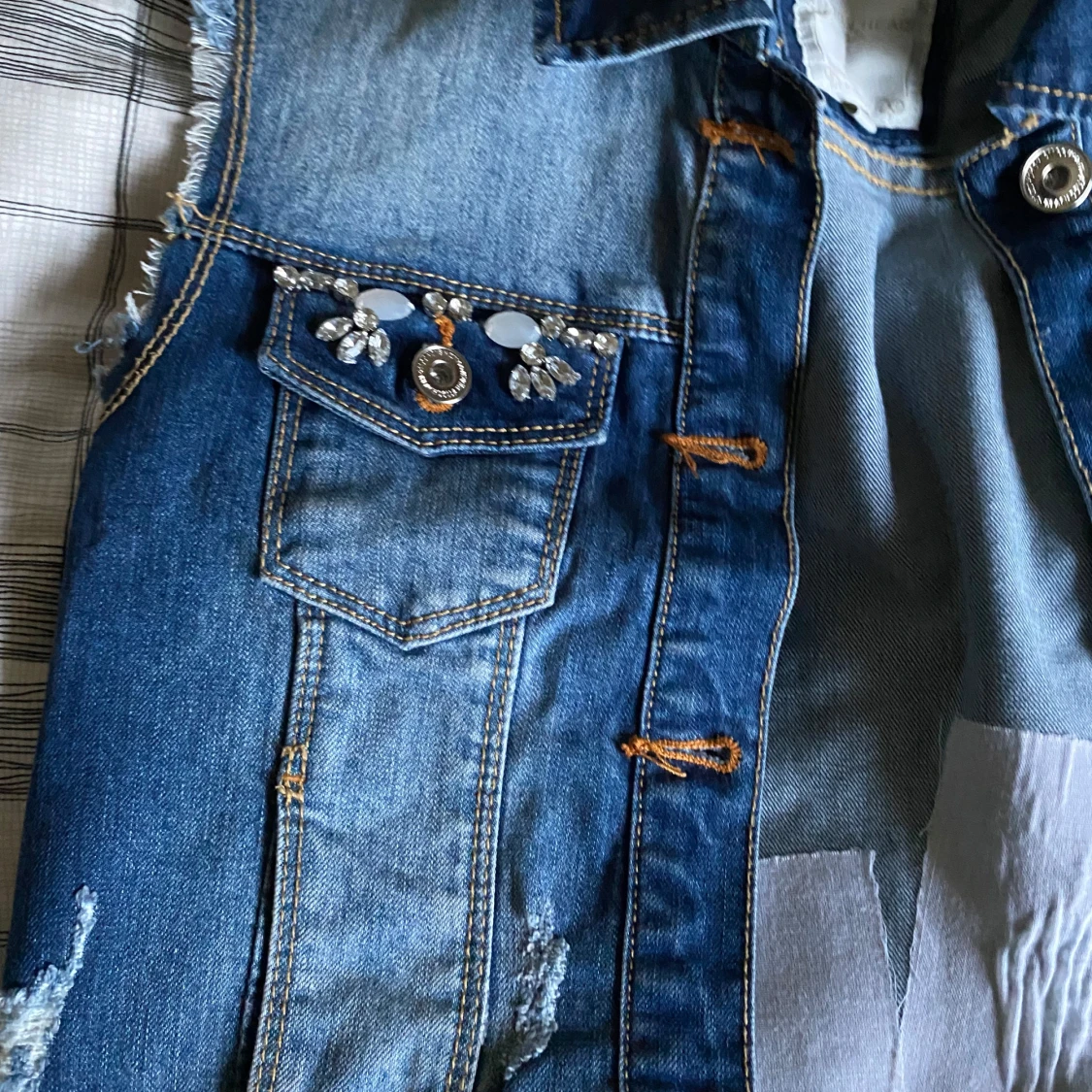 Blå jeansväst med pärldetaljer - 3