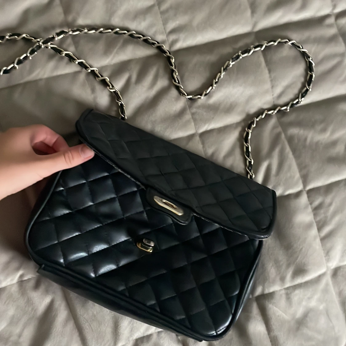 Svart quiltad axelväska med kedja - 1