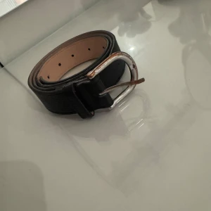 Svart klassiskt skärp i skinn - Svart bälte i äkta skinn