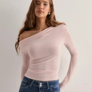 Ljusrosa offshoulder topp - Ljusrosa offshoulder topp med tight passform :) Passar jättebra till jeans/kostymbyxor eller kjol💓Storlek S, aldrig använd. Fråga gärna om du undrar något!🫶🏼