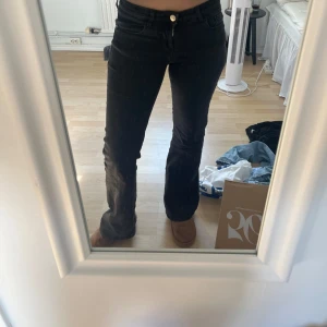 lågmidjade svarta jeans - Svarta lågmidjade bootcut jeans från only! Skriv vid frågor🤗