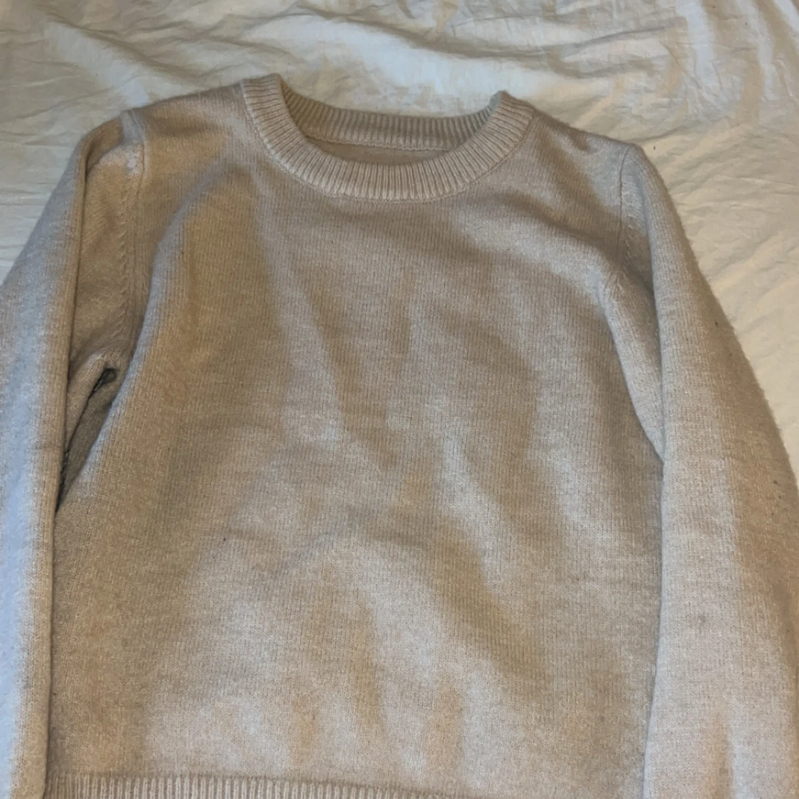 Beige stickad tröja med rund hals - 2